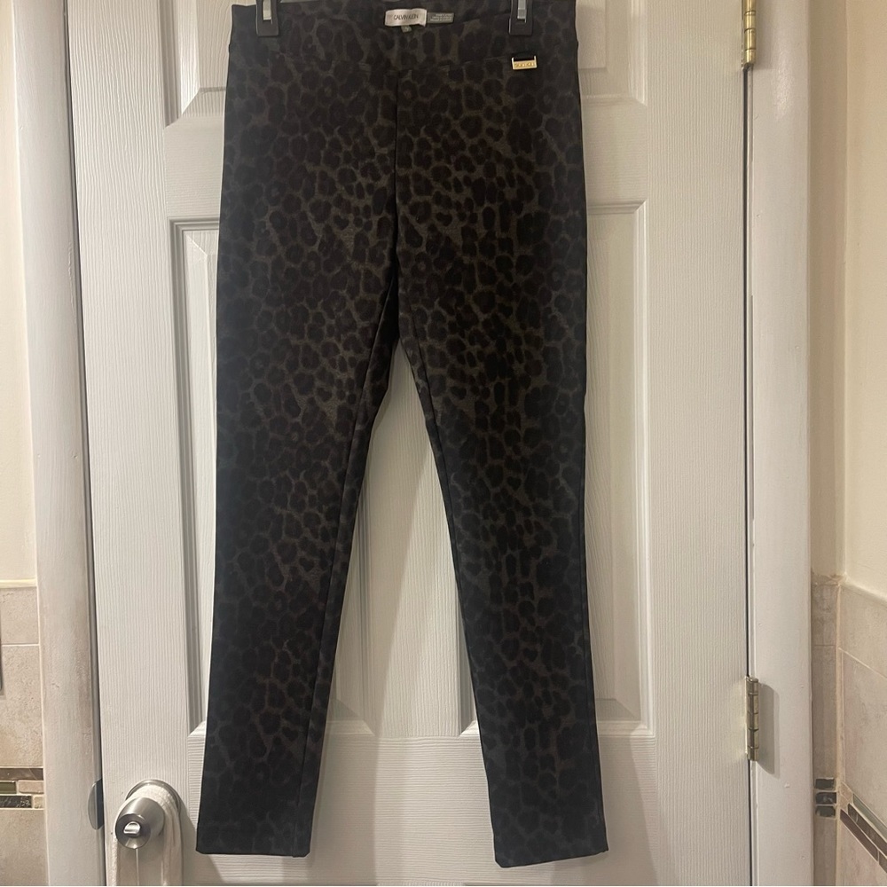 ❤️2/$15 or 3/$21❤️ Calvin Klein Animal Print Pants, Size Small - Picture 2 of 6